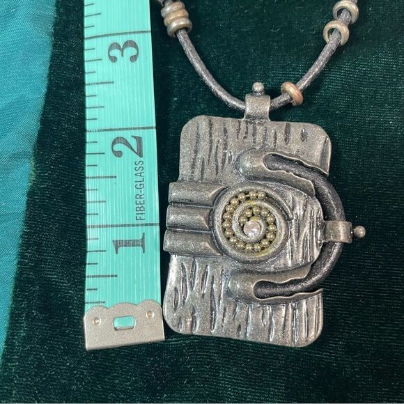 Camera necklace in multi metal with "gem" lens - Picture 6 of 6